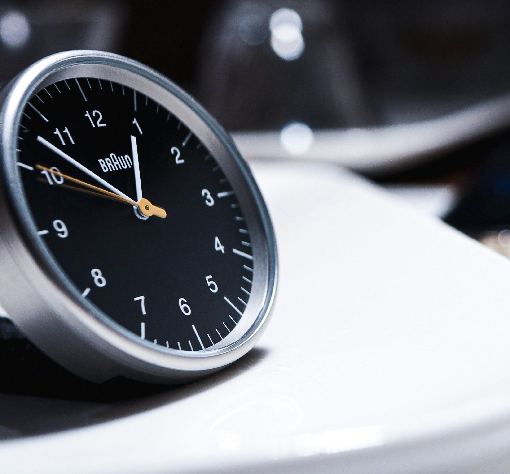 Analogue timer on a white surface, representing the timing of electrolyte intake before, during and after training.