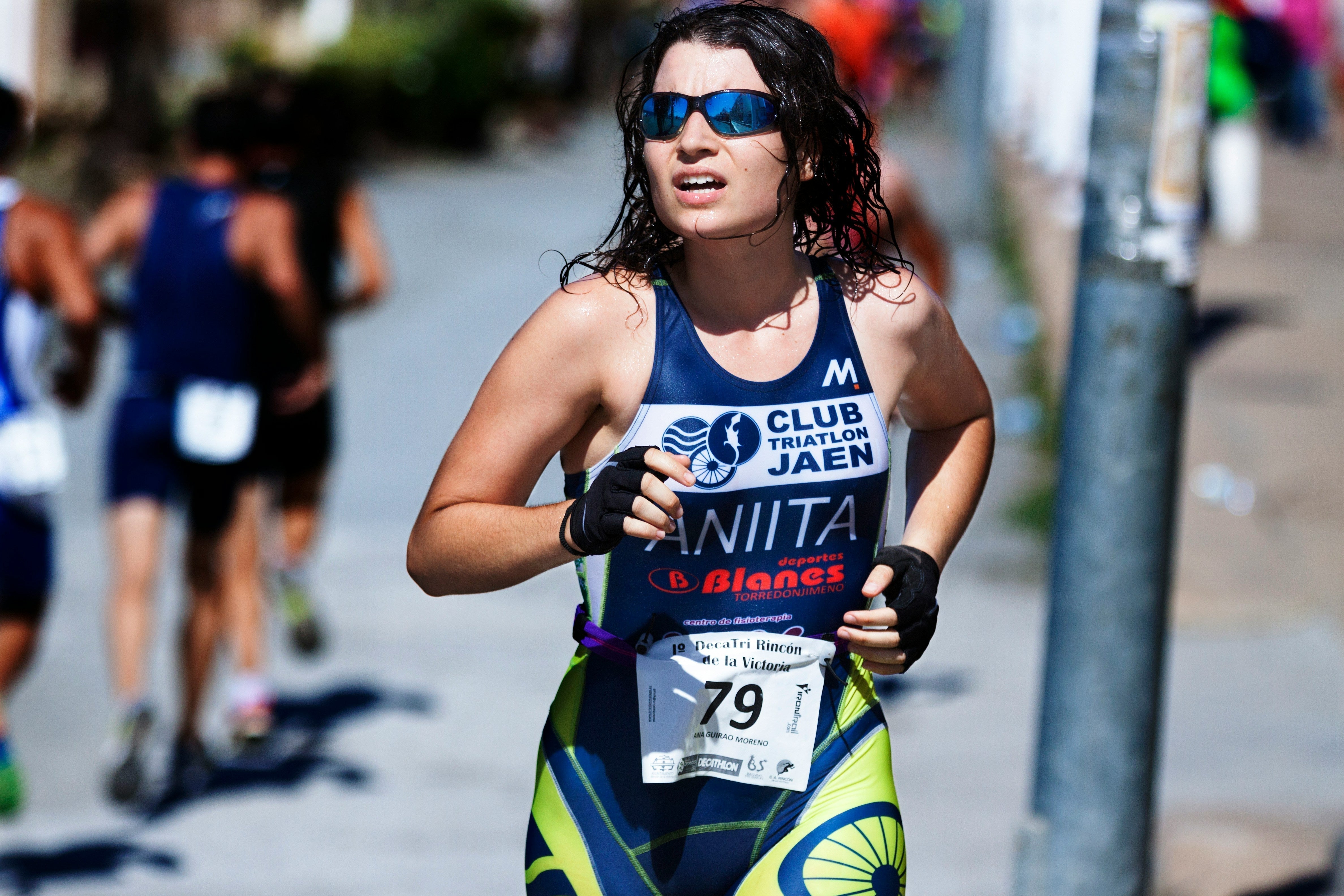 Endurance athlete running during a race in hot conditions, representing sweat rate, sodium loss and carbohydrate fuelling during prolonged exercise.