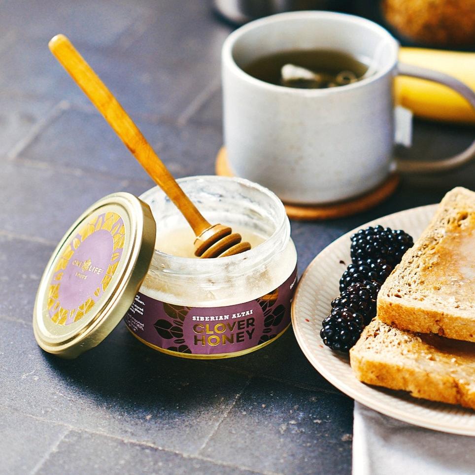 Siberian Altai clover honey with toast, blackberries and green tea